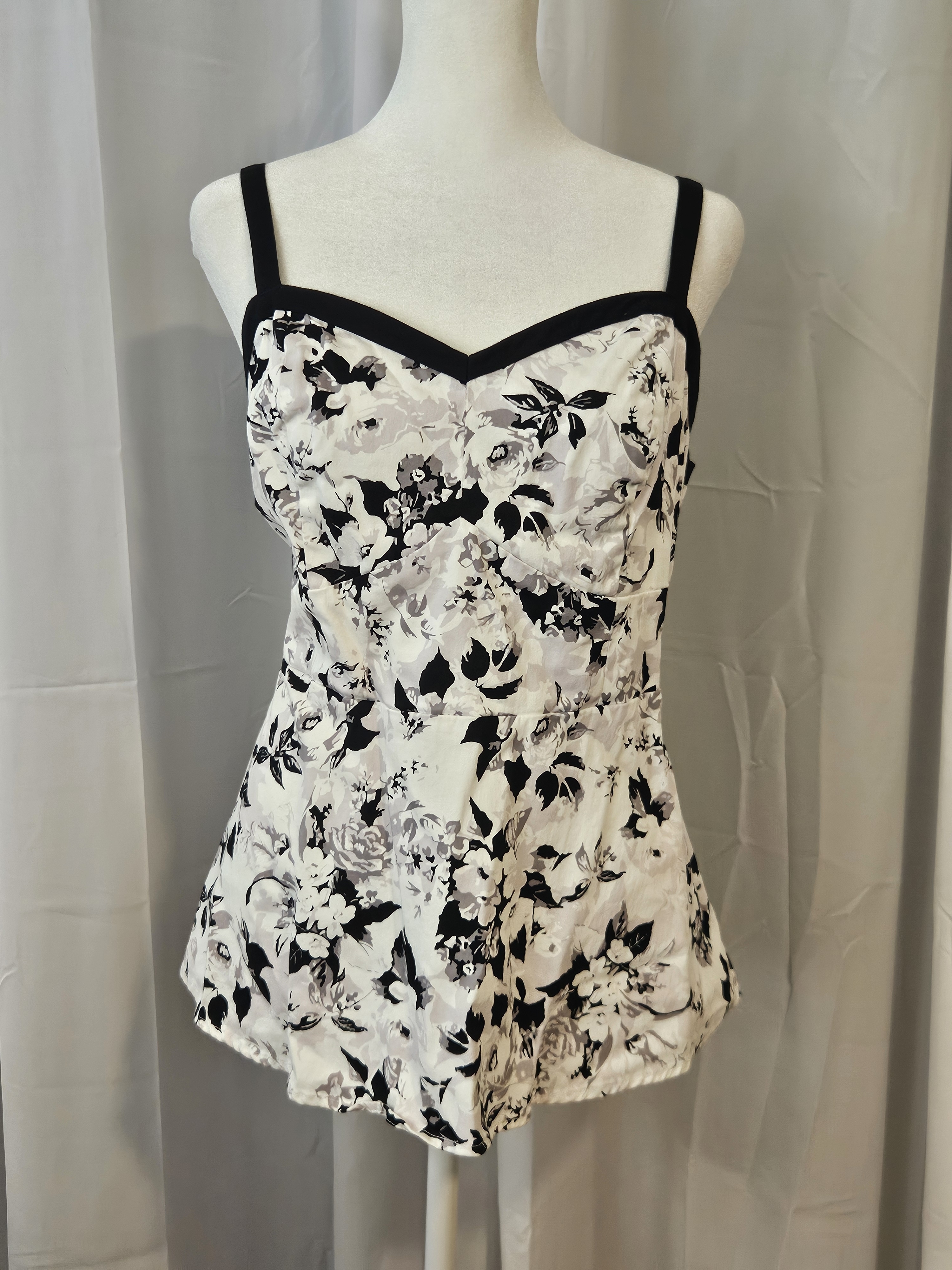 Torrid Black & White Floral Sweetheart Camisole Size 0 Or Large
